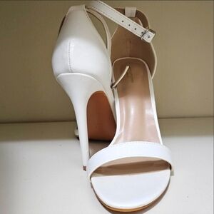 SIMPLE WHITE WIDE FIT HIGH HEELS .size 7.0
